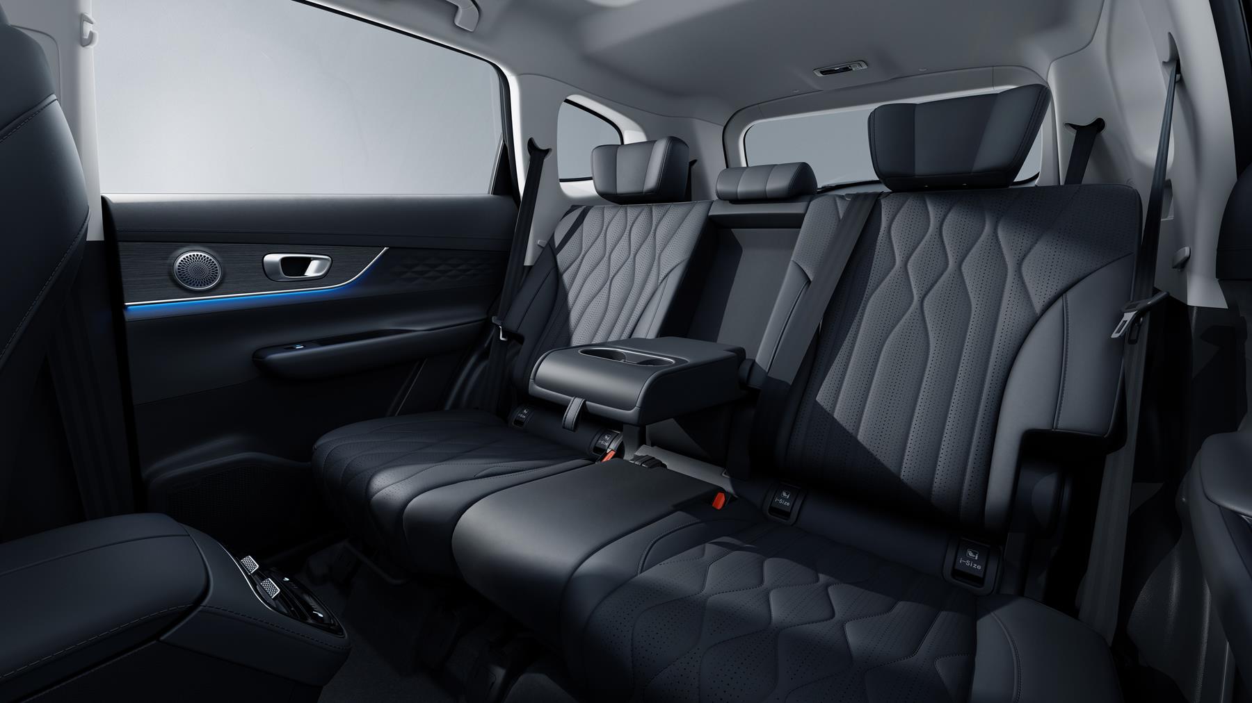 tandard roof rails, second-row air vents, dual cupholders in the first and second rows, and multiple USB ports: one in front, two in the second row, plus Type-C fast charging for both rows.
