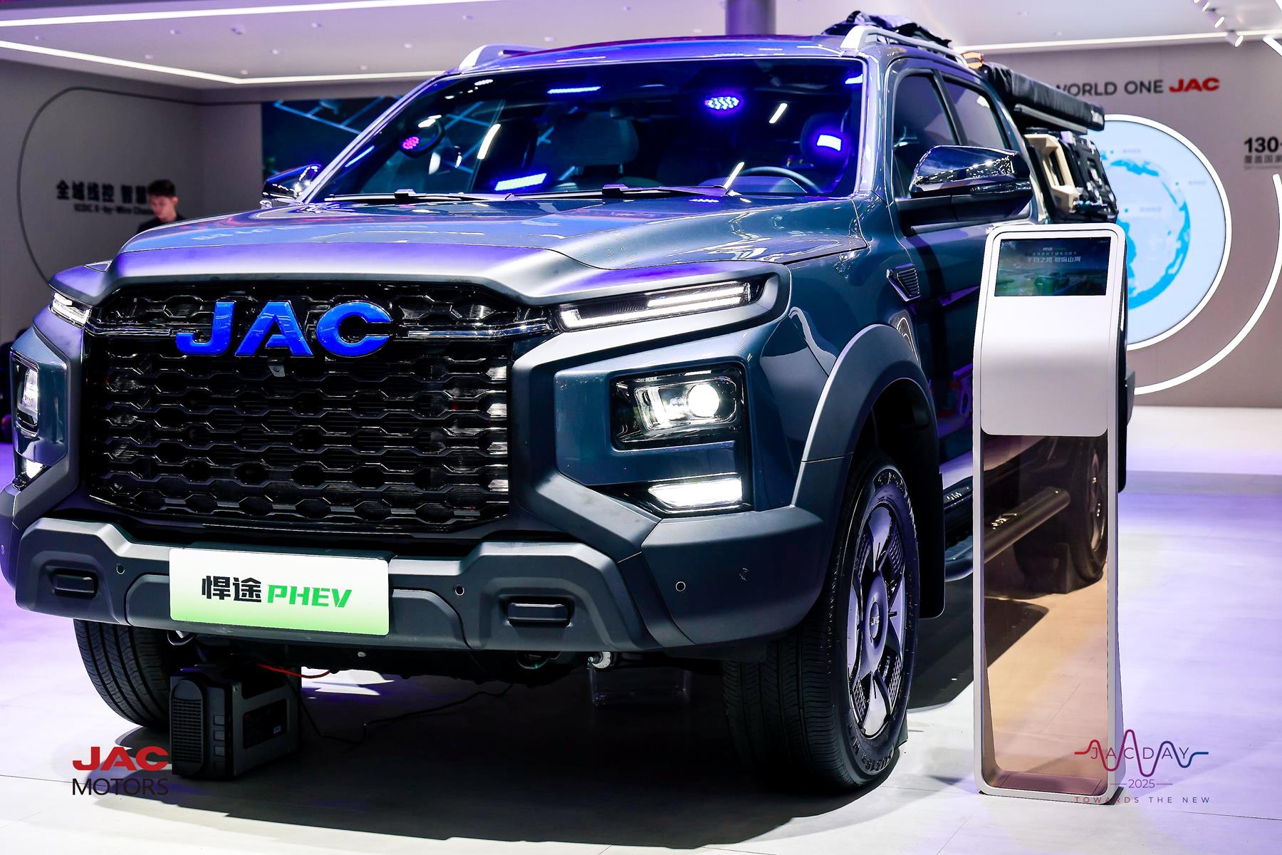 JAC Smart and Electric Vehicles Shine at 2025 Guangzhou Auto Show