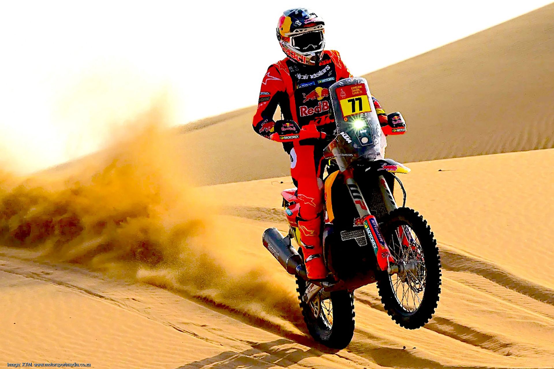Benavides sneaks into Dakar bike lead