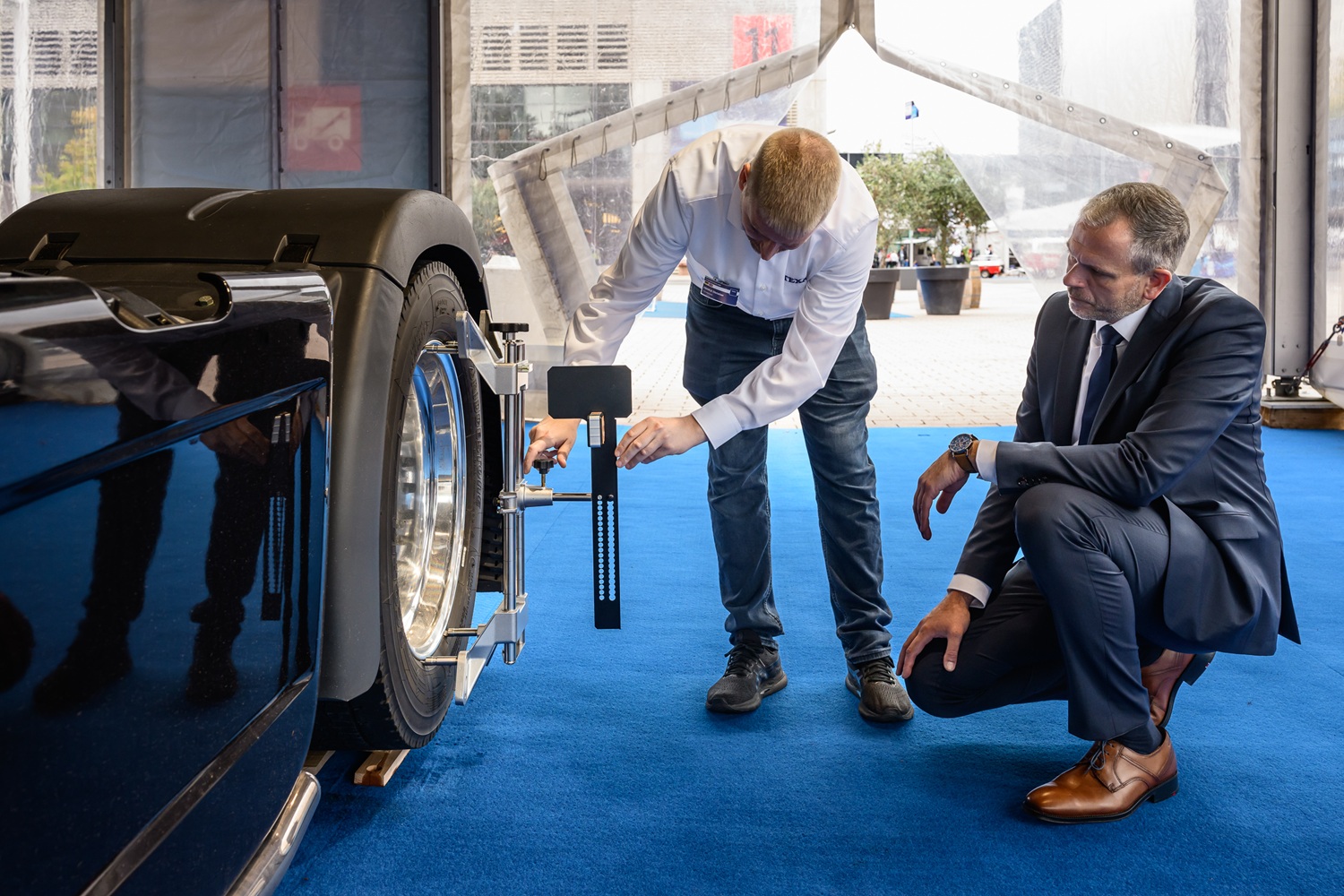 Free trainings for commercial vehicle and caravan professionals: calibrating driver assistance systems and enhancing repair skills