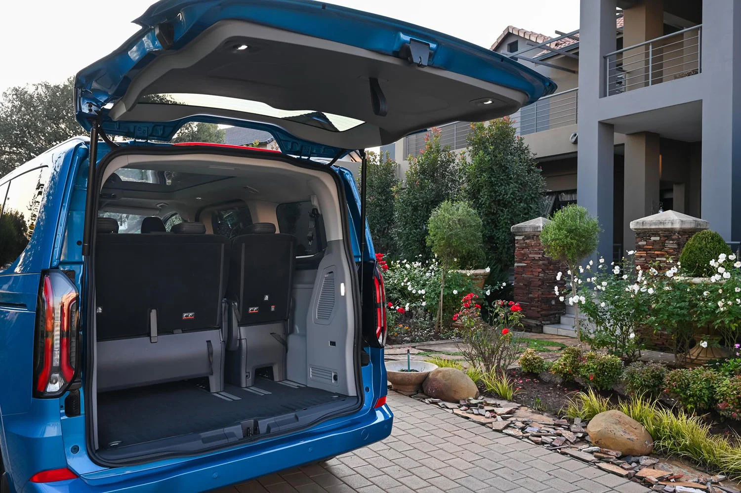 New_Ford_Tourneo_Titanium_X_AWD_1800FordTourneoTitaniumXAWD4.webp