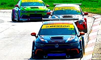 Julian on cusp of Touring Cars title