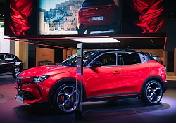Alfa Romeo Junior IBRIDA version in Paris debut